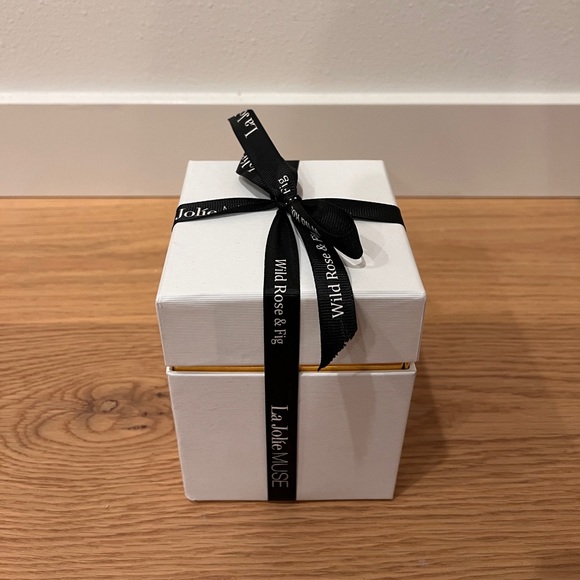 La Jolie Muse Scented Candle - Picture 4 of 5